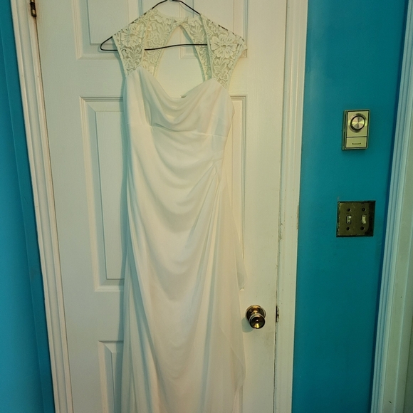 Size 6 Wedding Dress with Queen Anne's Neckline db studios from David'… - Picture 3 of 3